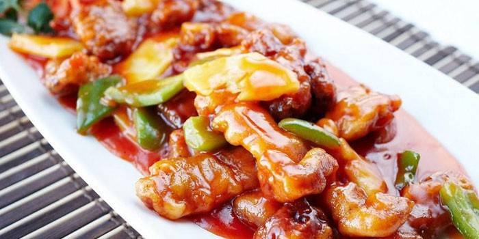 Fatias de frango frito em massa no molho