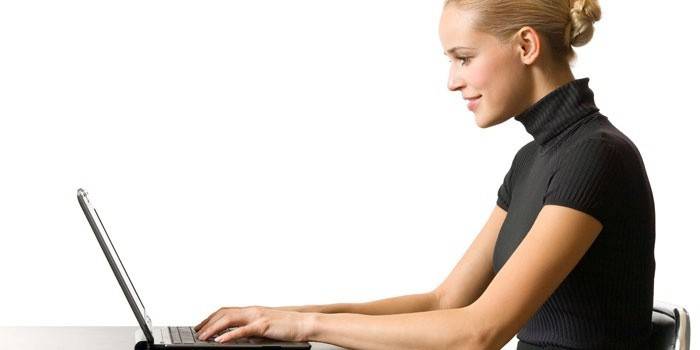 Dziewczyna przy laptopie