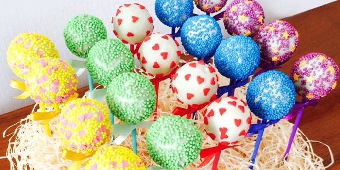 Ciasto pop z posypką o różnych kształtach i kolorach