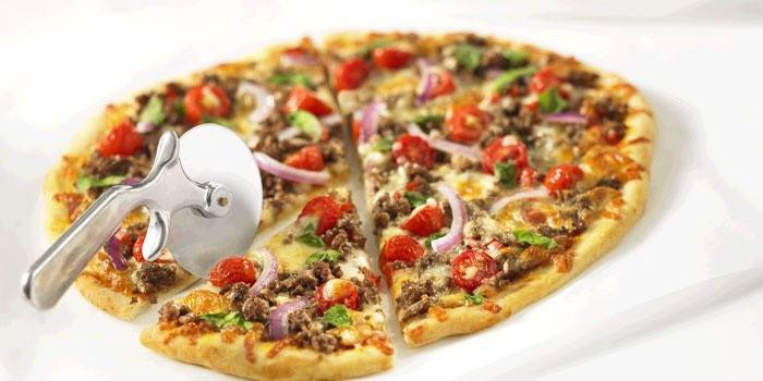 Pizza picada e cortador de pizza