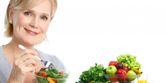 Mujer come ensalada