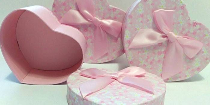 Coração rosa em forma de caixas com laço.