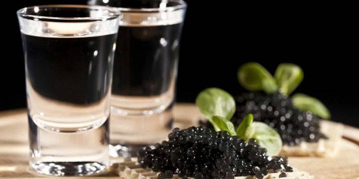 Vodka y caviar negro.