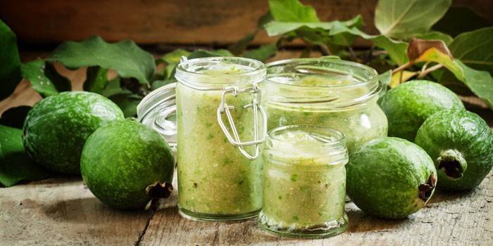 Jarras de geléia de feijoa