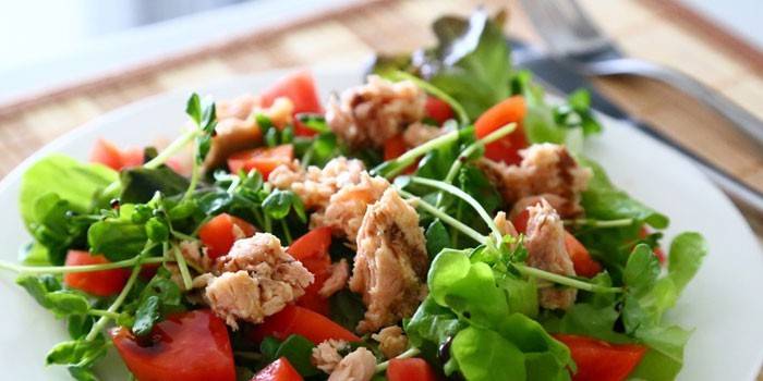Atum com tomate e ervas
