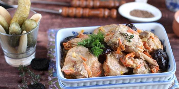 Assado de carne de coelho em uma forma com ameixas e cenouras