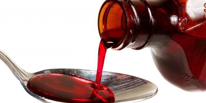 Sirup v lyžičke