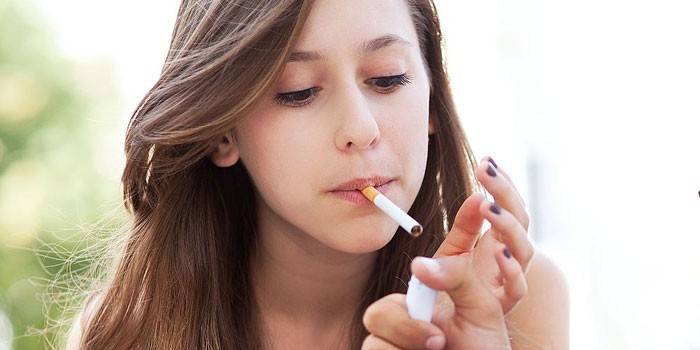 Menina, com, um, cigarro