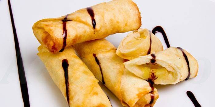 Rolinhos primavera com recheio de frutas e calda de chocolate