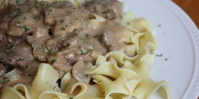 Pasta con stroganoff de ternera con hígado de cerdo en salsa de crema agria