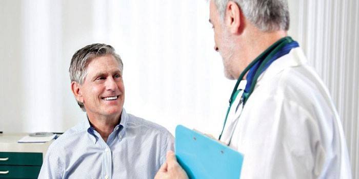 Hombre en la cita del doctor