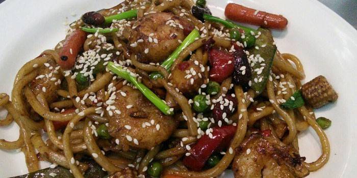 Fideos teriyaki con vegetales y camarones