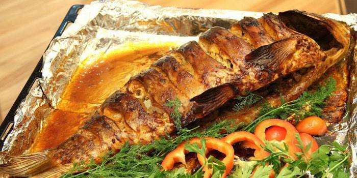 Cuerpo entero al horno en papel de aluminio