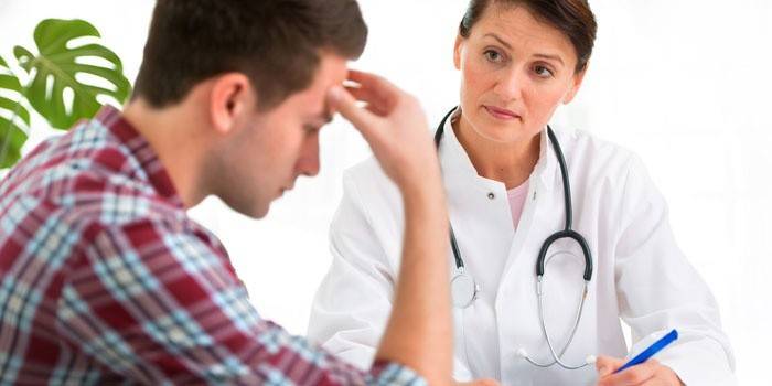 Homem na consulta do médico