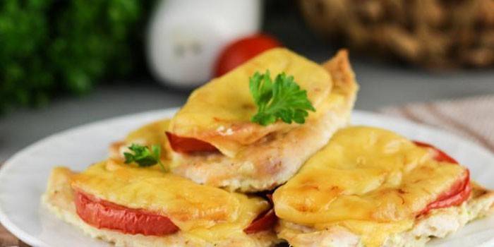 Pečené kuracie kotlety s paradajkami a syrom