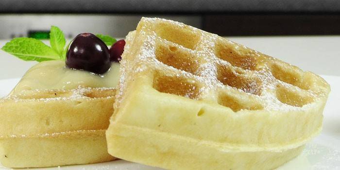 Pronto waffles vienenses com creme e cerejas