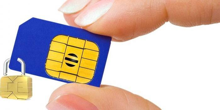 Karta SIM na zamku w dłoni