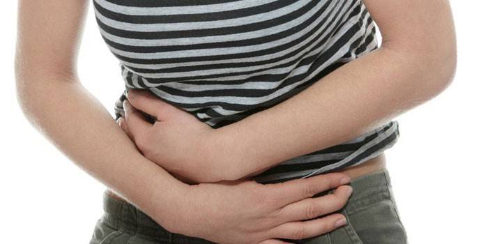 Menina segura as mãos na barriga