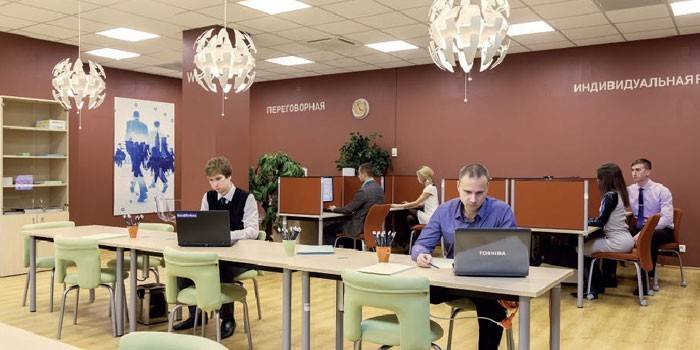 Ľudia pracujú v coworkingovom centre.