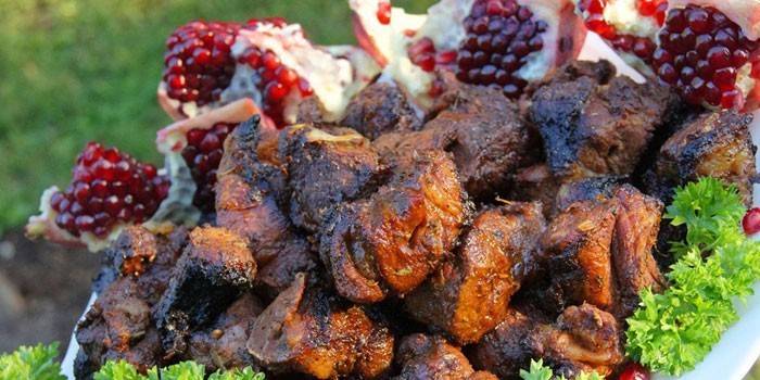 Espetos de carne de porco em suco de romã