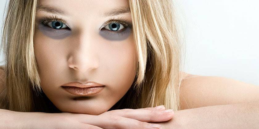 Círculos oscuros debajo de los ojos