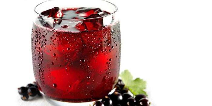 Vaso con tintura de grosella y hielo