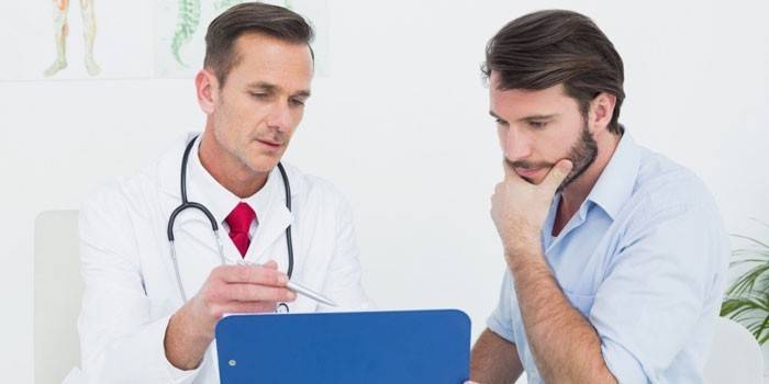 Homem na consulta do médico
