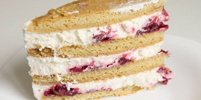 Krátky koláč s cherry a kyslou smotanou