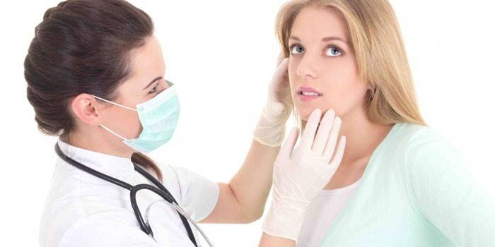 El dermatólogo examina la piel de la cara de una niña