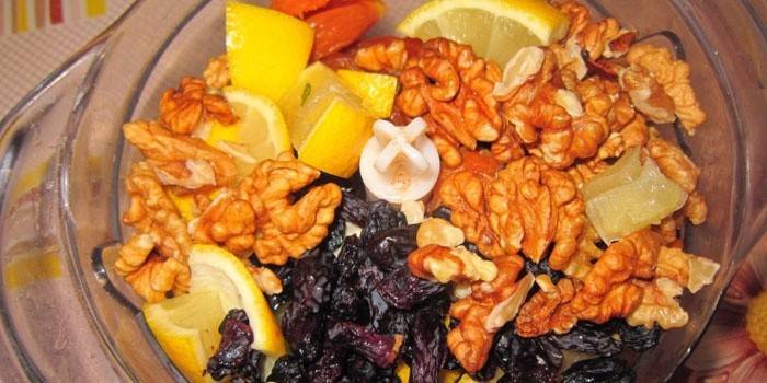 Mix de nozes, limão e frutas secas no liquidificador