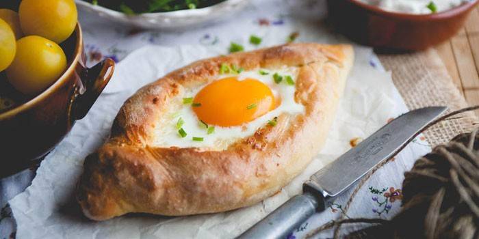 Khachapuri com recheio de carne