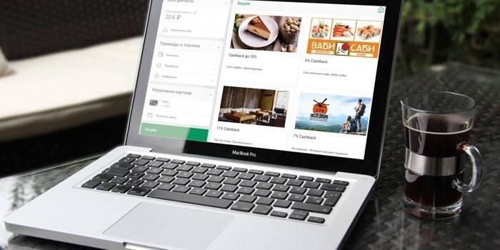 Laptop a šálka kávy