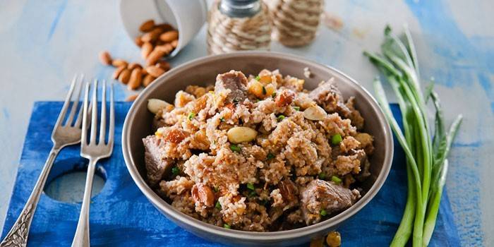 Gachas de trigo con carne, nueces y verduras.
