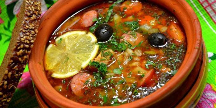 Sopa de carne solyanka