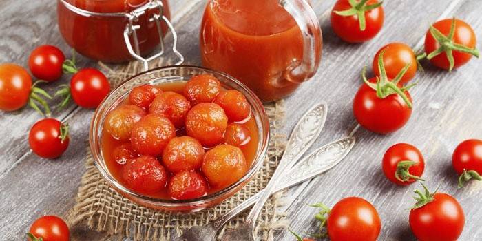 Tomates vermelhos em seu próprio suco em um prato