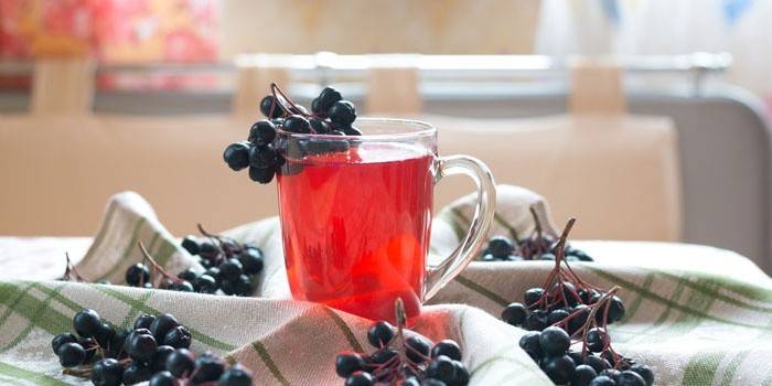 Wino z czerwonej porzeczki i aronii w kubku
