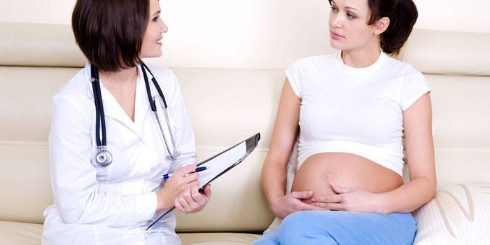 Niña embarazada y médico