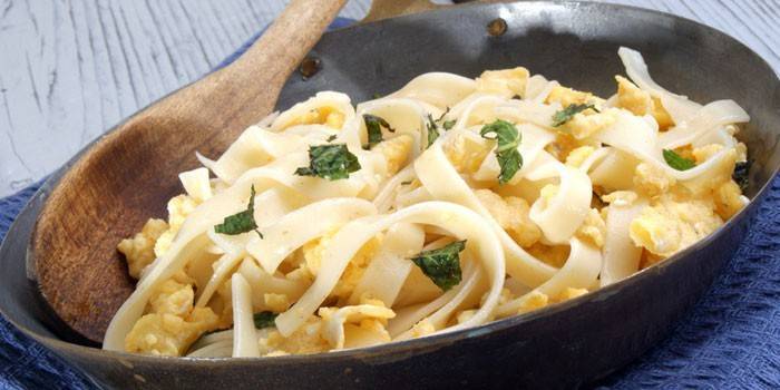 Fettuccini z jajkiem i serem na patelni