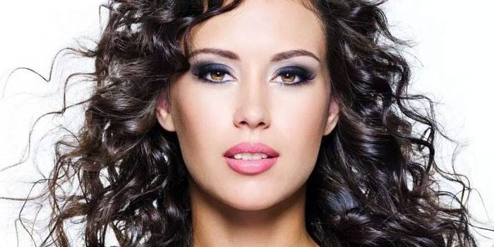 Brunetka ze stylizowanymi rzeźbami