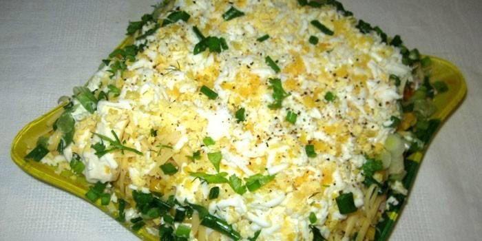 Puff salada em uma bandeja antes de servir
