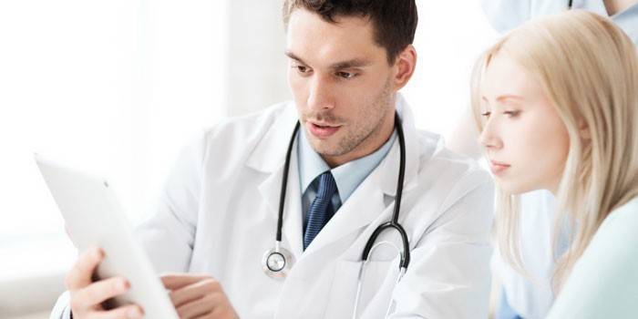 Chica en la cita del doctor