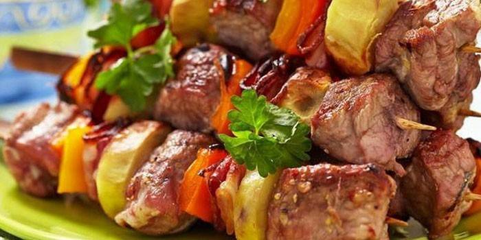 Espetos de carne de porco prontos