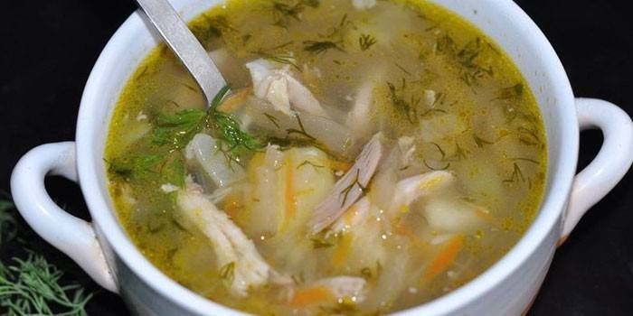 Rassolnik com frango e arroz
