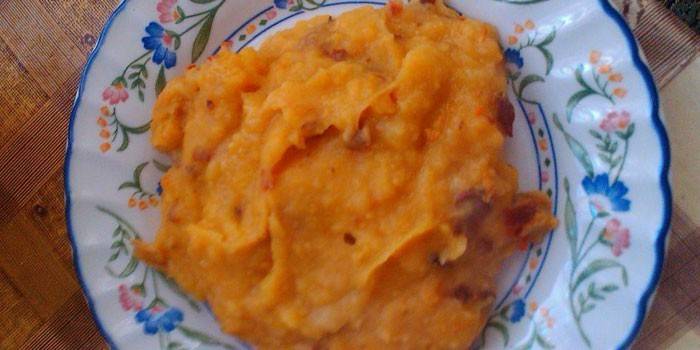 Mingau com ervilhas, cenouras e cogumelos