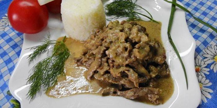 Stroganoff de ternera en salsa cremosa