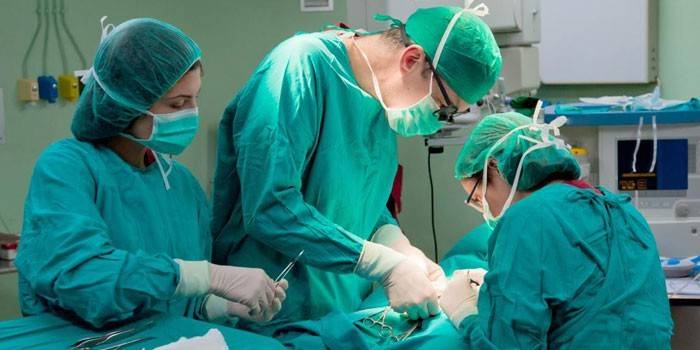 Médicos realizam uma operação