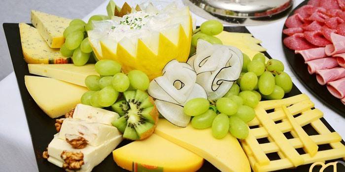 Talerz serów z melonem i winogronami