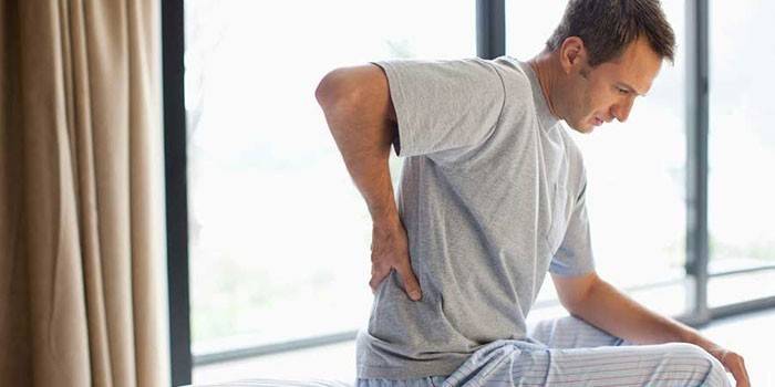 Un hombre tiene dolor de espalda baja