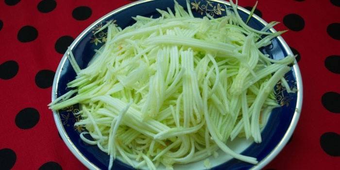 Calabacín rallado en un plato
