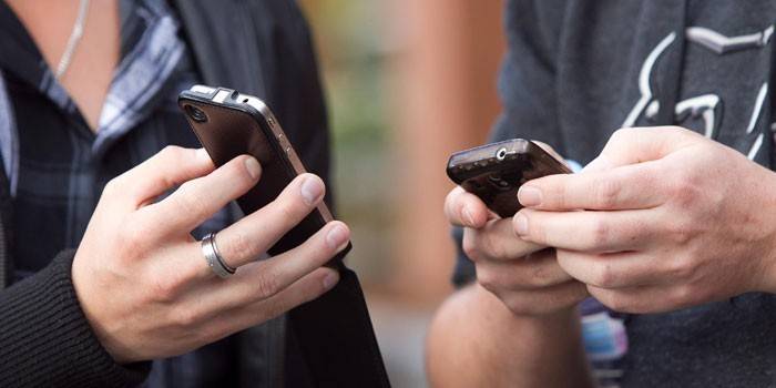 Dziewczyna i facet z telefonami